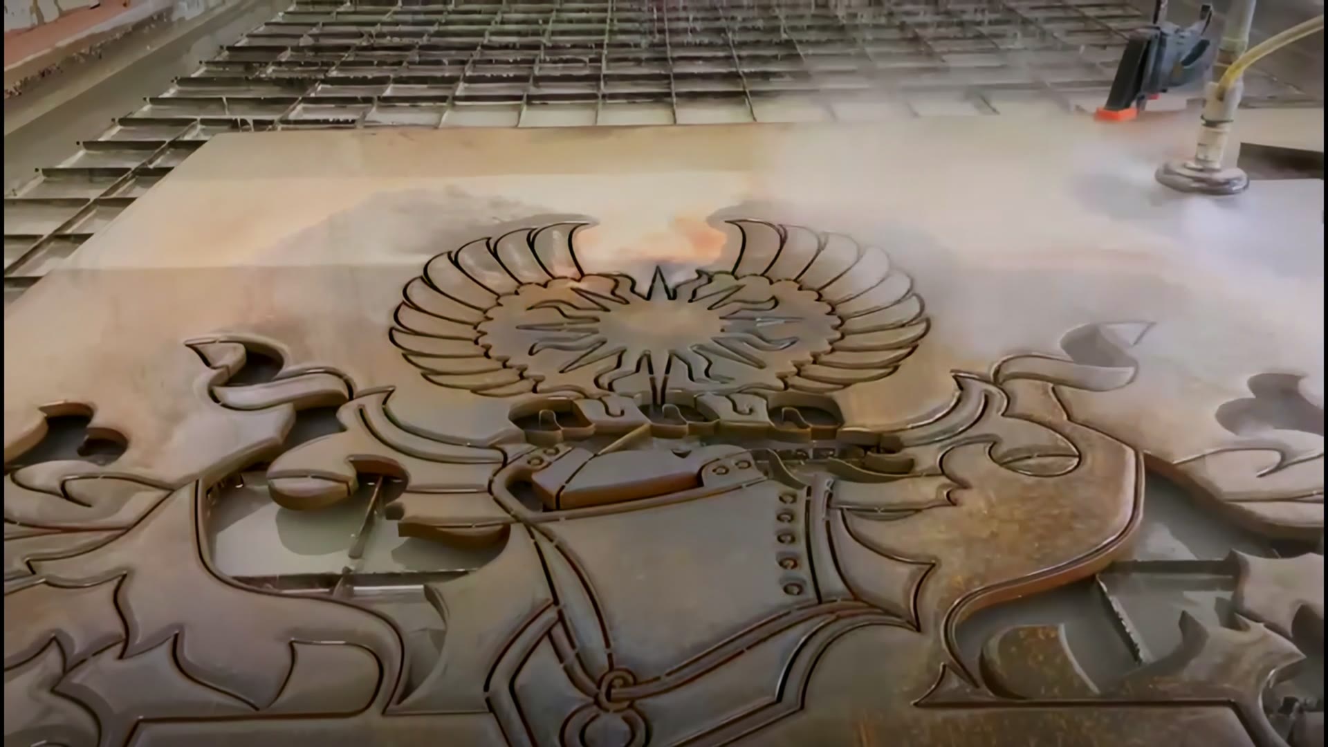 Detail erbu vyrezaného z oceľového plechu na vodnom lúči